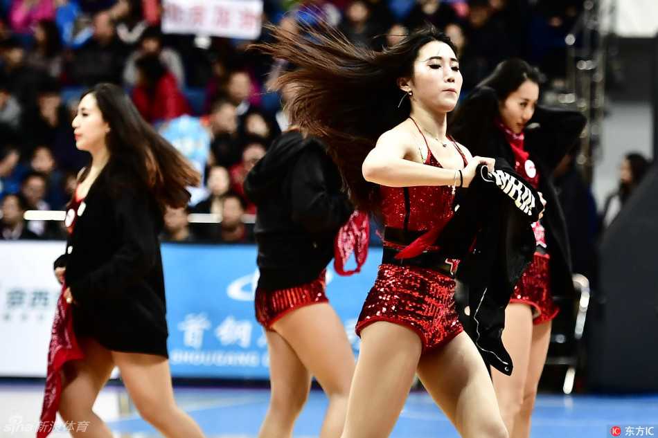 巅峰之战 热力助航 在绚丽的舞台灯光下,拉拉队宝贝们尽情舞动,手中的花球随着节奏飞舞,她们用专业而富有激情的表演,为这个冠军之夜增添了无尽的魅力。