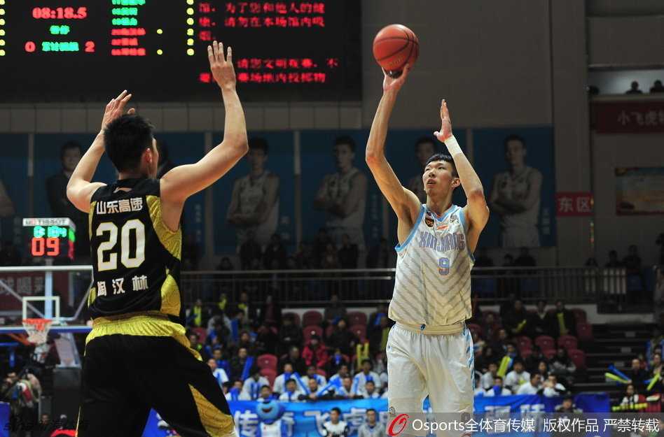 巅峰之路——新疆飞虎破茧成首冠,红山精神耀中华 亚当斯鬼手抢断后发动快攻,面对空篮高高跃起,身后的广东追防球员只能望尘莫及,目送皮球入框。