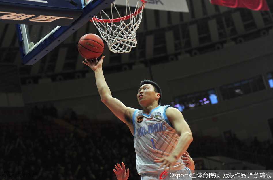 巅峰之路——新疆飞虎破茧成首冠,红山精神耀中华 西热力江与可兰白克在暂停后并肩走向场内,两人神情专注进行战术交流,如同场上并肩作战的生死兄弟。