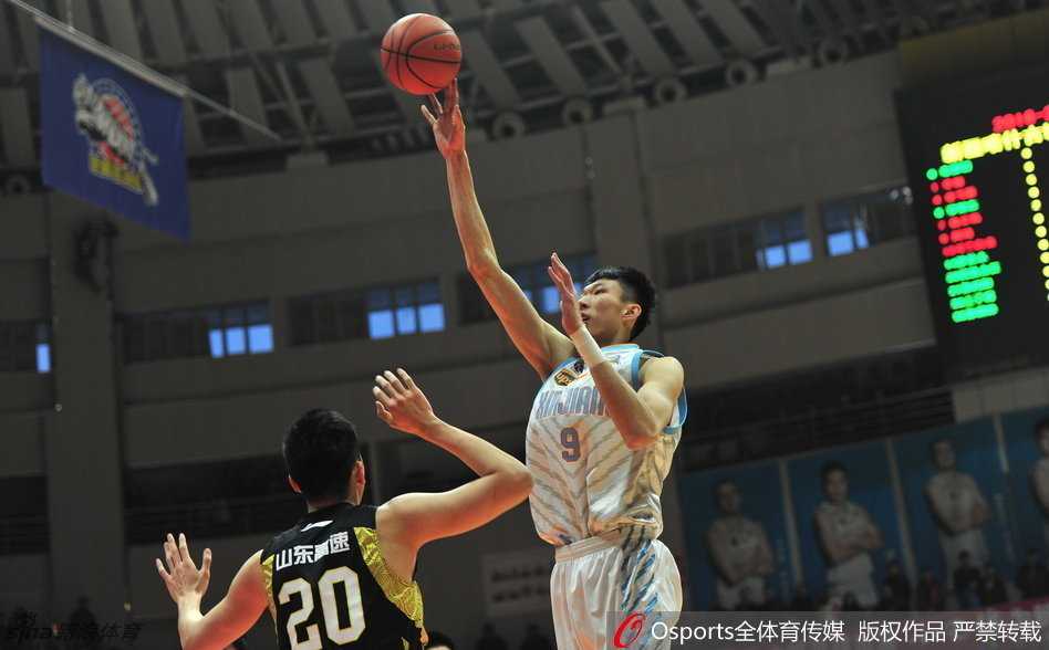 巅峰之路——新疆飞虎破茧成首冠,红山精神耀中华 李根在严防下强行突破,身体在空中对抗后失去平衡,但依然用指尖将球挑进篮筐,展现顶级锋线杀伤力。