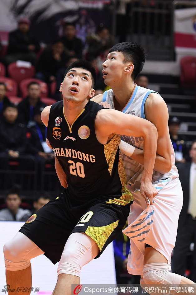 巅峰之路——新疆飞虎破茧成首冠,红山精神耀中华 周琦在广东内线群中轻舒猿臂,一记精准的勾手躲过易建联的封盖,篮球划出美妙弧线坠入网窝。