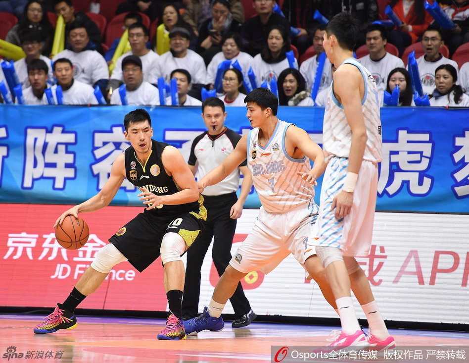 巅峰之路——新疆飞虎破茧成首冠,红山精神耀中华 亚当斯如闪电般撕裂防线,在三人合围中将球高高抛起,周琦空中接力双手暴扣,点燃了整个球馆的激情。