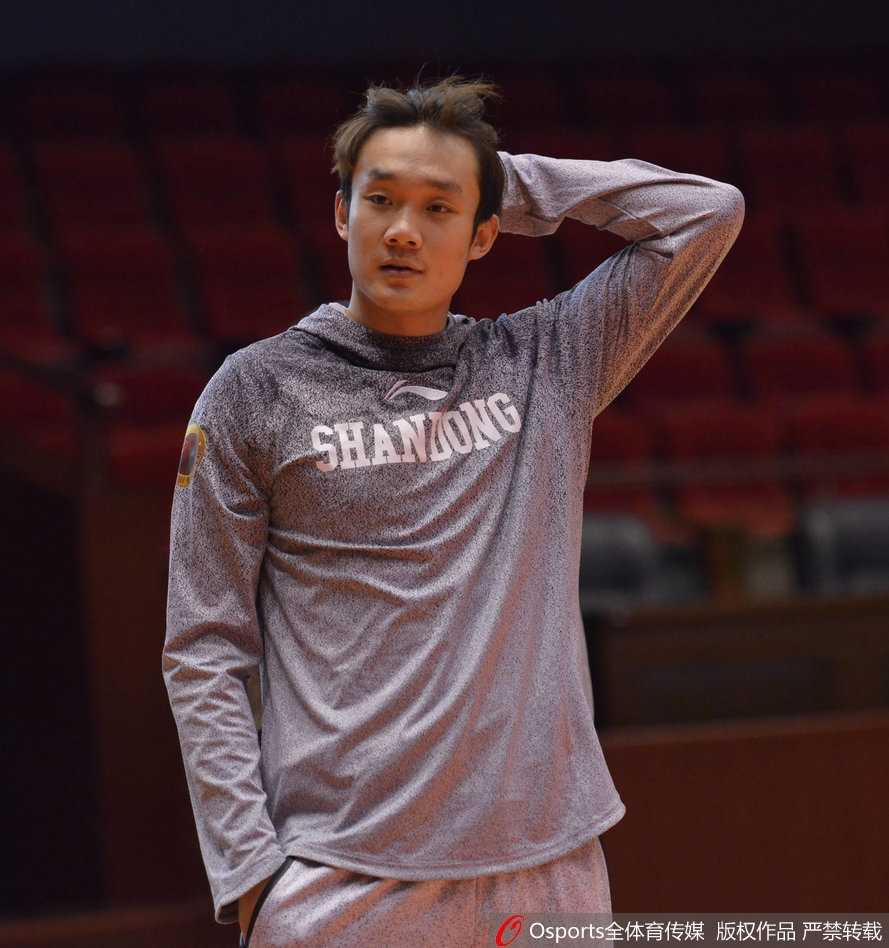 训练间隙，丁彦雨航与队友相视而笑，气氛轻松融洽，胜利的喜悦和深厚的兄弟情谊在笑容中蔓延。