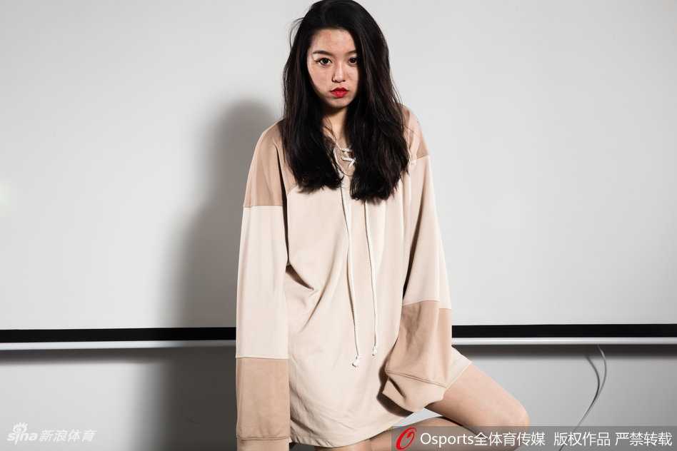 空旷的看台前，啦啦队员双手比心，用无声的肢体语言诉说着对球迷和赛场的眷恋。