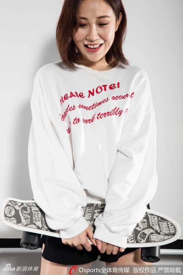 晨曦微露的训练馆里，巅峰宝贝绑起利落的马尾，对着镜头俏皮眨眼，定格下青春最灵动的瞬间。