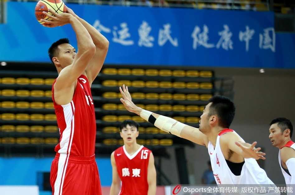 易建联在对方内线群中高高跃起，单手劈扣点燃全场，眼神中透露出对胜利的无限渴望。