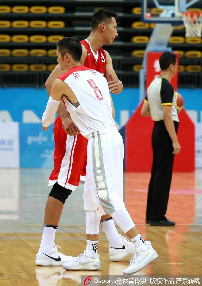 上海队内线吴冠希面对严防毫无惧色，利用灵活的脚步晃开防守，上演精彩暴扣，展现新生力量的风采。