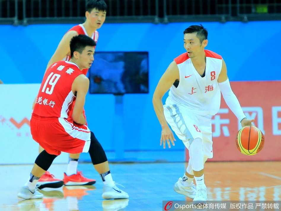 终场哨响，广东队球员们围聚在一起，易建联与队友击掌相庆，脸上露出胜利后轻松而坚毅的笑容。