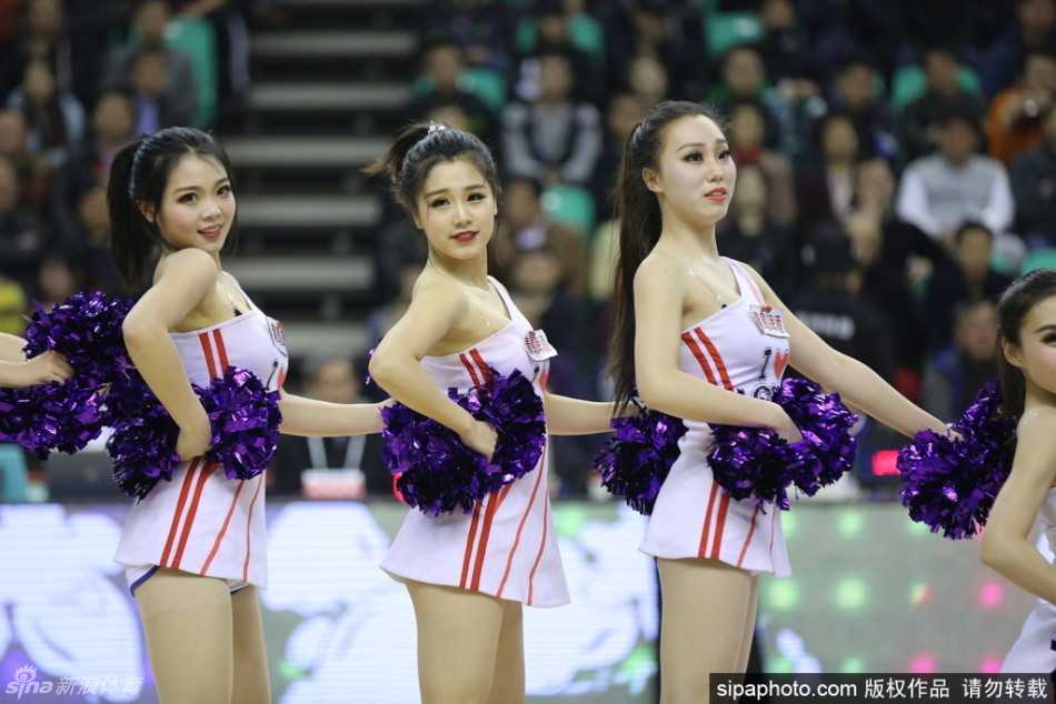 镜头定格在广东宏远拉拉队宝贝的惊艳瞬间，她身姿挺拔，自信的微笑极具感染力，手中闪耀的拉花与球场灯光交相辉映，展现出南粤女孩的温婉与坚韧。