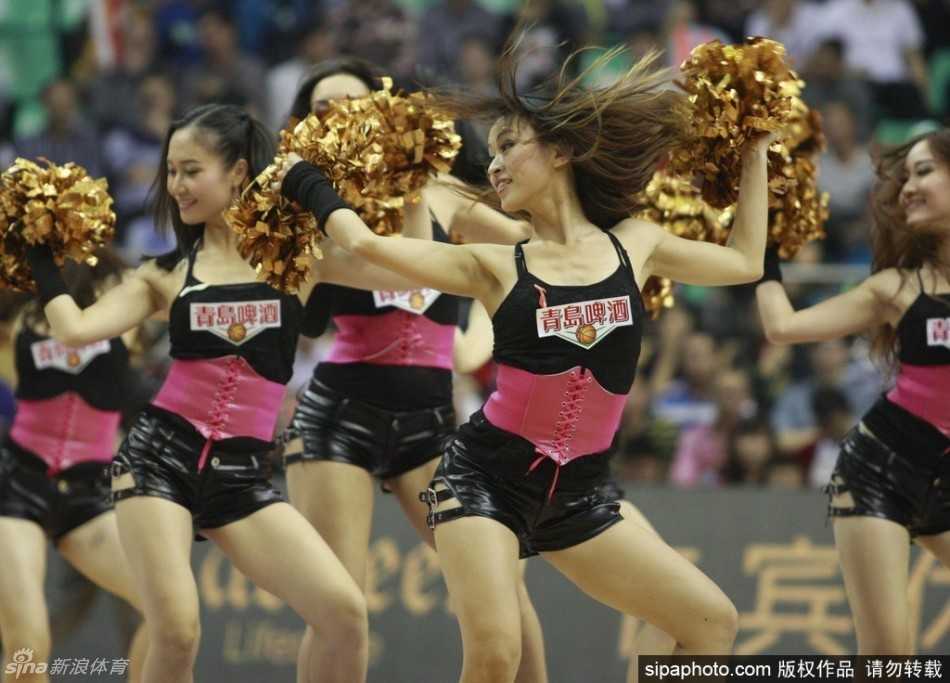 比赛进入白热化阶段，新疆拉拉队的宝贝们在场边为观众献上激情热舞，她们脸上洋溢着灿烂的笑容，用极具感染力的肢体语言调动着全场的气氛。