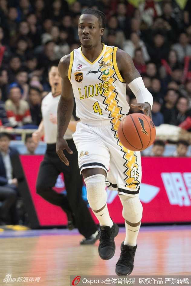 胡金秋在完成一次精彩的篮下进攻后，兴奋地振臂高呼，与队友孙铭徽激情撞胸庆祝，青春的活力和团队的情谊在这一刻展露无遗。