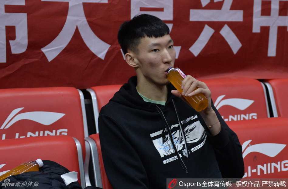 刚刚换好装备的亚当斯一脸轻松，他低头调整着鞋带，仿佛在调试一把精密狙击枪的准星。