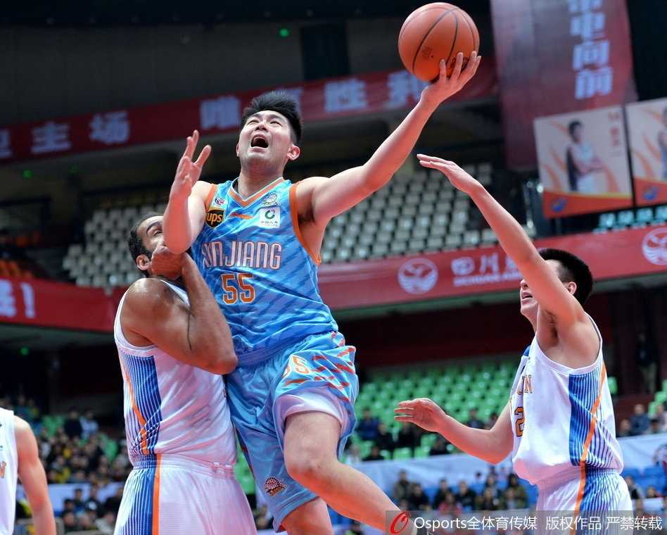 老将孟达挥拳怒吼庆祝自己的关键三分命中，脸上洋溢的激情与现场闪烁的灯光交相辉映。