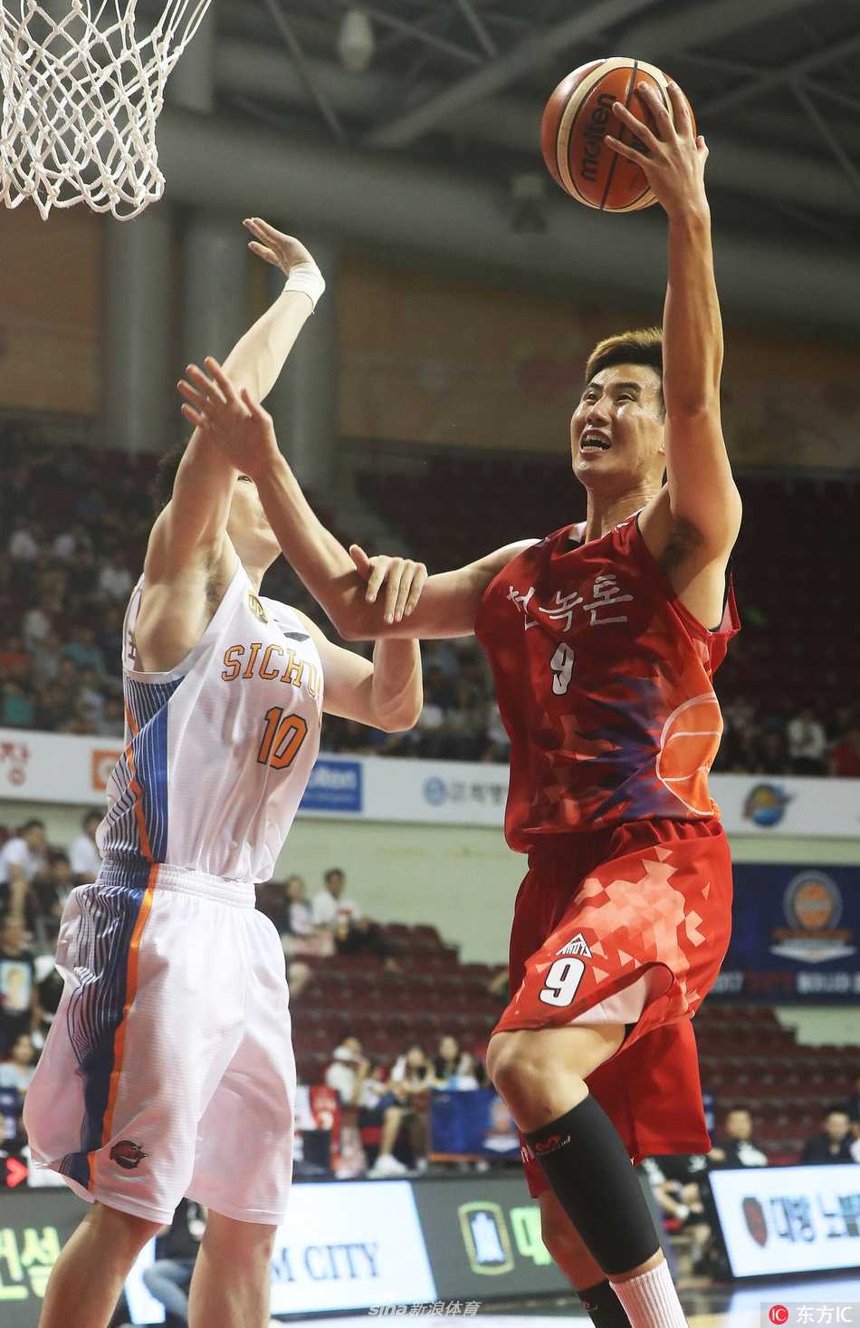 川军破韩!四川品胜男篮韩国客场全胜加冕东亚王 吴楠在韩国队员的严密防守下强行突破上篮,他身体完全舒展,展现出极强的核心力量,这一球也点燃了替补席的热情