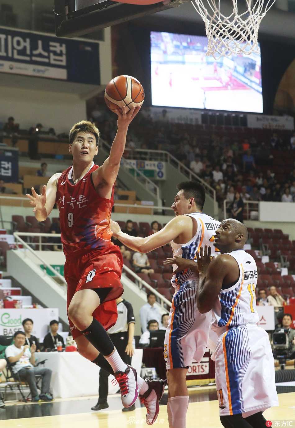 川军破韩!四川品胜男篮韩国客场全胜加冕东亚王 老将刘炜在比赛中持球组织进攻,他面对韩国后卫的贴身紧防,眼神坚定,利用丰富的经验为队友创造得分机会