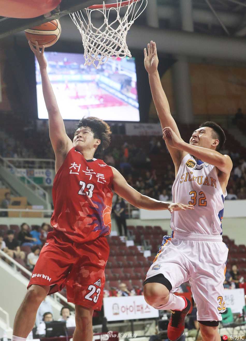 川军破韩!四川品胜男篮韩国客场全胜加冕东亚王 四川品胜男篮全体将士在韩国安阳体育馆内捧起冠军奖杯,球员们脸上洋溢着胜利的喜悦,刘炜高举奖杯与队友们共同庆祝这历史性的一刻