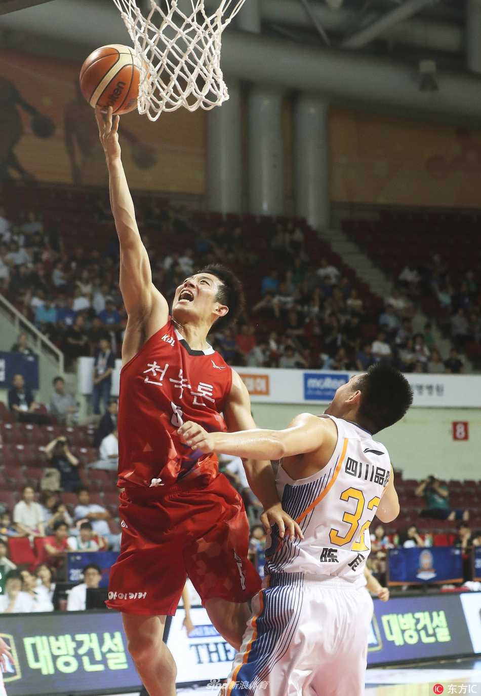 川军破韩!四川品胜男篮韩国客场全胜加冕东亚王 主教练杨学增在场边激情指挥,他张开双臂向场内队员传达战术指令,脸上的汗水见证了这场紧张激烈比赛的胶着