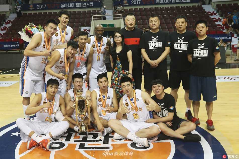 川军破韩!四川品胜男篮韩国客场全胜加冕东亚王 赛后四川品胜男篮全队在更衣室内合影,大家手拉着手,将冠军奖杯簇拥在中央,香槟泡沫飞溅,记录下这个属于四川篮球的荣耀夜晚