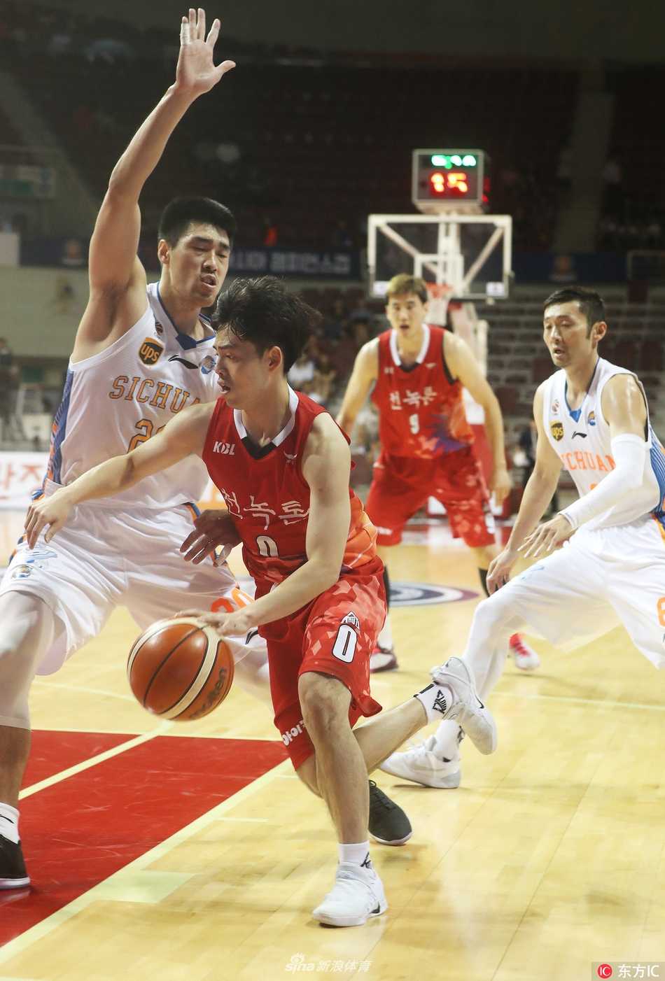 川军破韩!四川品胜男篮韩国客场全胜加冕东亚王 张春军在防守端送出关键盖帽,篮球被结实地按在篮板上,对手面露惊讶之色,展现了四川队强硬的防守态度
