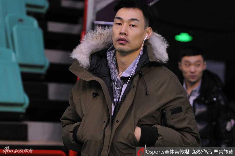 川军秣马厉兵迎战辽宁 新老交替中淬炼蜀中篮球火 四川队外援富兰克林在训练中目光如炬,他运球穿越全场,仿佛要将所有的力量都凝聚在即将到来的对决中,用汗水点燃胜利的希望。