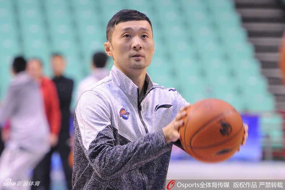 川军秣马厉兵迎战辽宁 新老交替中淬炼蜀中篮球火 夕阳透过训练馆的窗户,洒在球员们汗流浃背的背影上,他们肩并肩走向场边,这光影交织的画面不仅记录了一场普通训练课的结束,更见证了四川男篮在逆境中团结前行的决心。