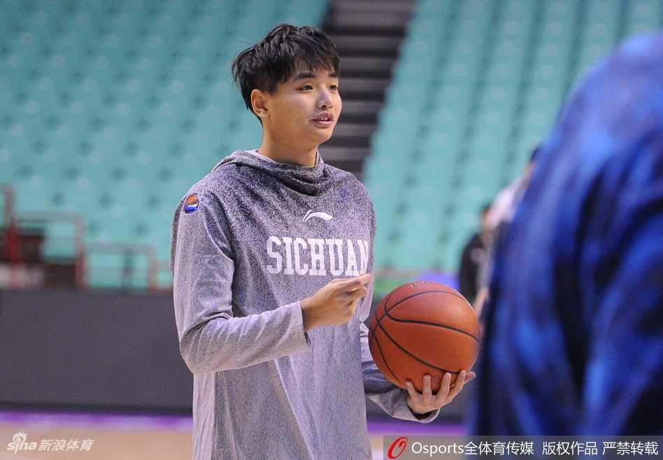 川军秣马厉兵迎战辽宁 新老交替中淬炼蜀中篮球火 分组对抗中,球员们积极拼抢地板球,人仰马翻的场面展现了训练强度之高,飞身救球的瞬间定格了川军不言放弃的战斗精神。
