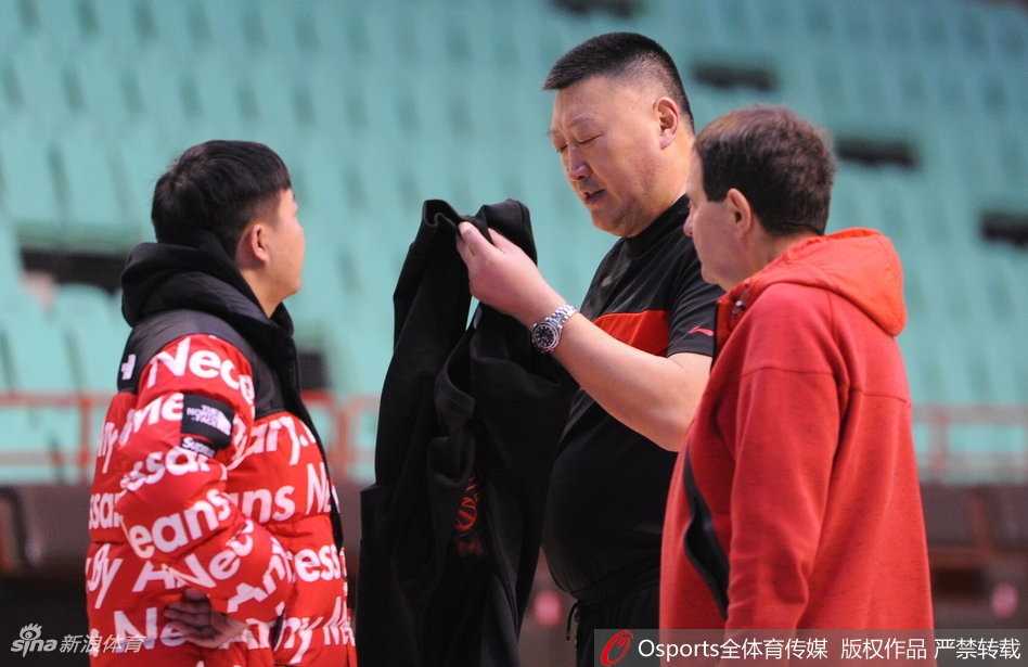 川军秣马厉兵迎战辽宁 新老交替中淬炼蜀中篮球火 川军小将们在体能教练的带领下进行拉伸训练,汗水湿透了球衣,他们年轻的面庞上写满了专注与坚韧,这是川篮新生代力量的无声宣言。