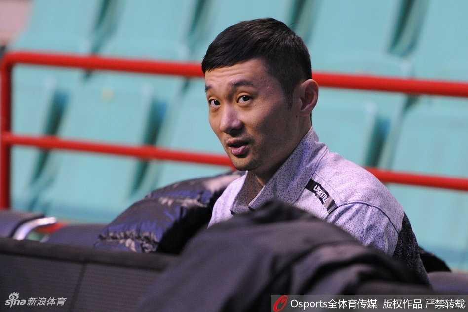 川军秣马厉兵迎战辽宁 新老交替中淬炼蜀中篮球火 训练场上,老将陈晓东在内线卡位要球,他那坚毅的神情仿佛在诉说老兵的坚守,即便面对年轻力壮的后辈也寸土不让,用经验筑起球队的防线。