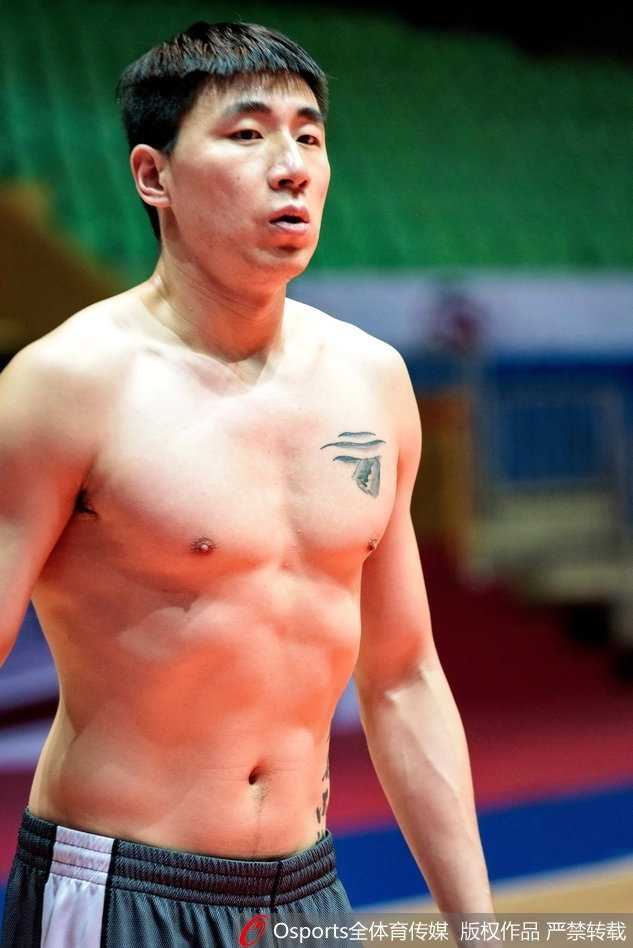 川军练兵纹身猛将成焦点 青春风暴中老将坚守 四川猛将吴楠赤裸上身训练,后背大面积彩色纹身在汗水浸润下显得格外醒目,彰显硬汉本色