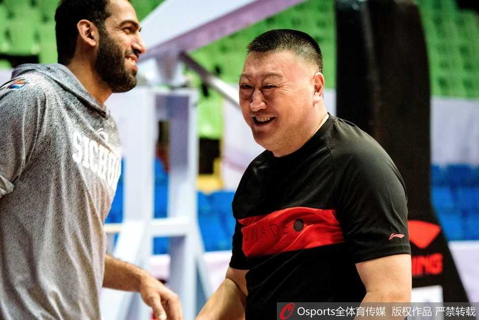 川军练兵纹身猛将成焦点 青春风暴中老将坚守 训练中的吴楠目光坚毅,手臂与躯干的纹身若隐若现,他正进行力量训练,每一次发力都伴随着肌肉的紧绷和纹身的律动