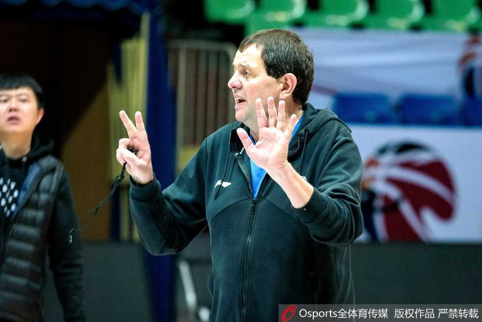 川军练兵纹身猛将成焦点 青春风暴中老将坚守 吴楠在训练中肌肉线条分明,背部纹身图案复杂精致,他正专注地进行运球练习,寓意着个人技术与坚韧意志的结合