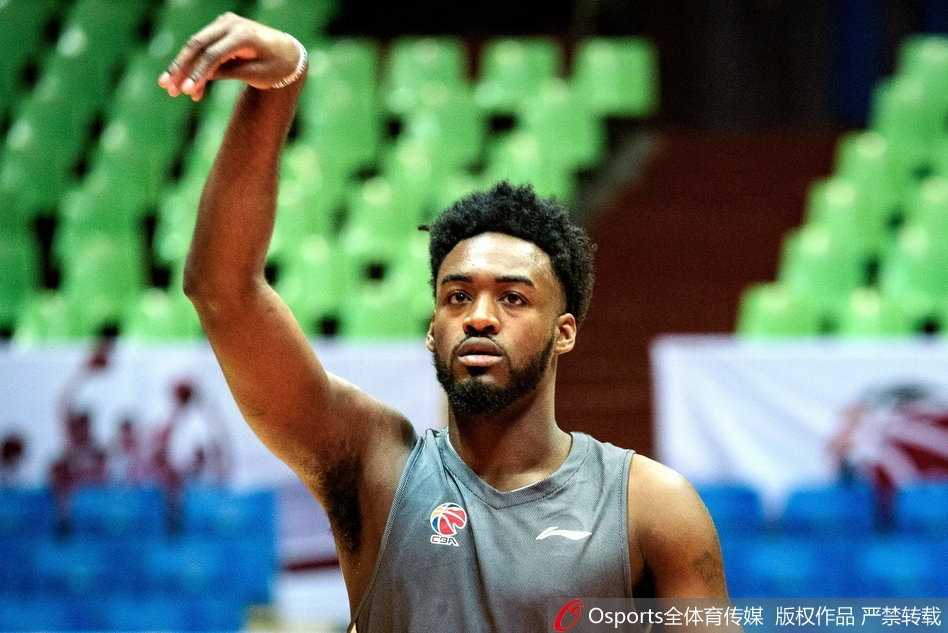 川军练兵纹身猛将成焦点 青春风暴中老将坚守 吴楠训练间隙擦汗瞬间,眼神依然紧盯着球场,纹身在汗水的映衬下更显光亮,透露出职业球员的专注与执着