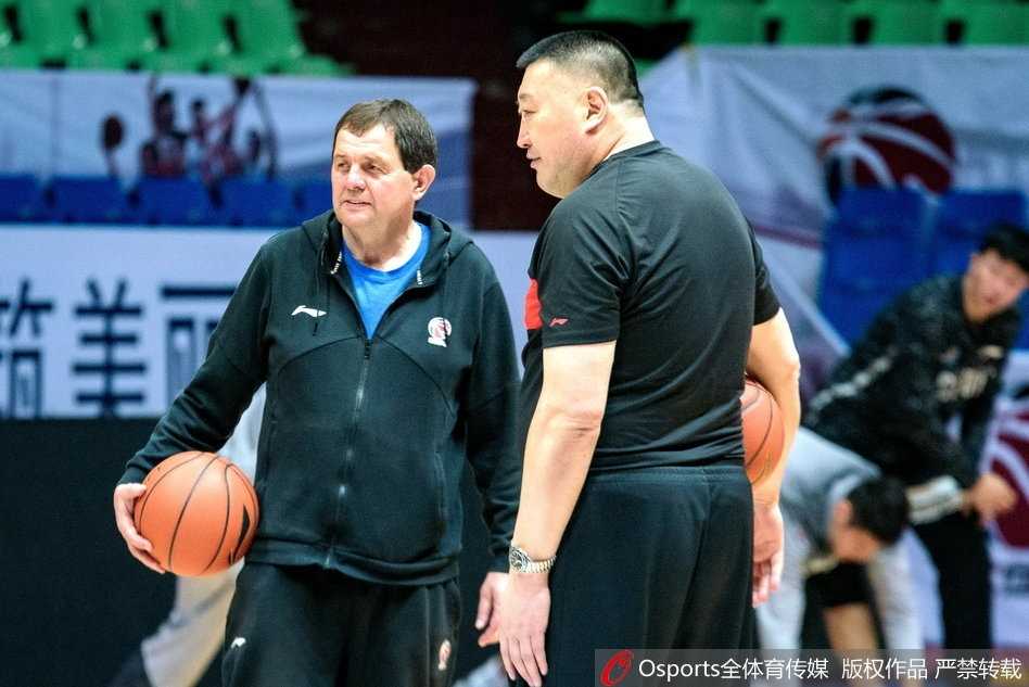 川军练兵纹身猛将成焦点 青春风暴中老将坚守 近距离特写吴楠的背部纹身,图案线条流畅细腻,与强壮的背部肌肉完美融合,如同篮球战术般精密而充满力量