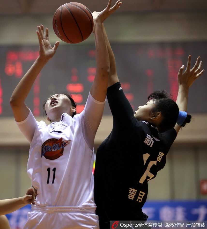 川女篮主场苦战末节崩盘 叶琳娜豪华两双难阻广东逆转 四川队后卫赵雪同面露无奈,她身背五次犯规被迫离场,此刻正坐在替补席上,用毛巾捂着脸庞,无法接受球队在末节突然崩盘的现实