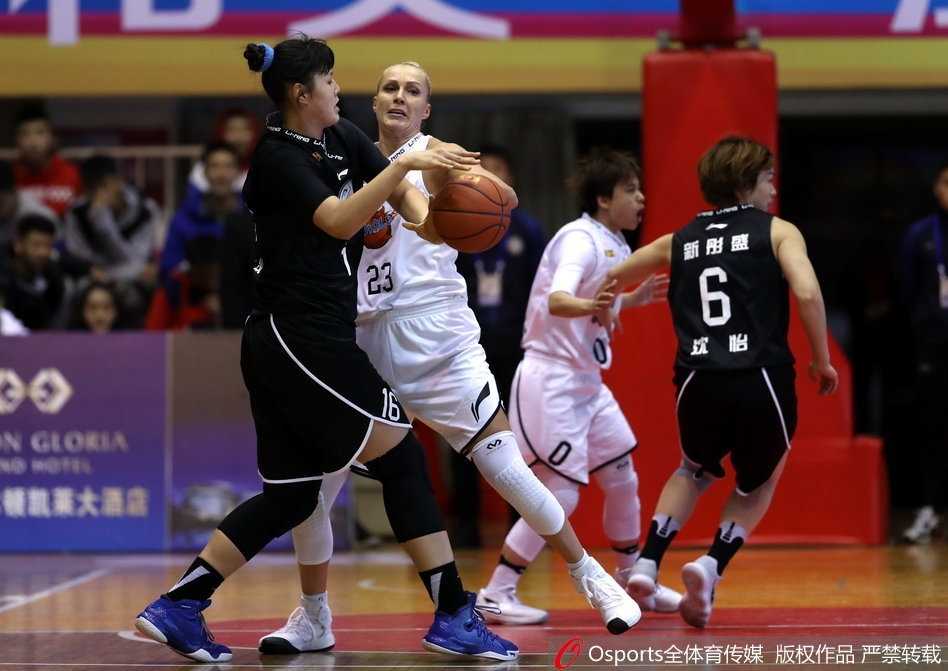 川女篮主场苦战末节崩盘 叶琳娜豪华两双难阻广东逆转 四川队核心球员叶琳娜在对方多人包夹下依然强起上篮,她肌肉紧绷,眼神坚毅,展现出了不可阻挡的内线统治力