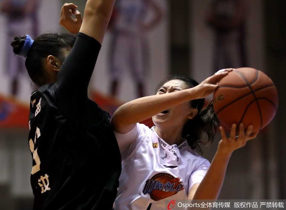 川女篮主场苦战末节崩盘 叶琳娜豪华两双难阻广东逆转 广东队球员在首节手感火热,她面对四川队的防守跳投出手,篮球在空中划出一道美丽的弧线直坠篮网,瞬间点燃了客场作战球队的士气