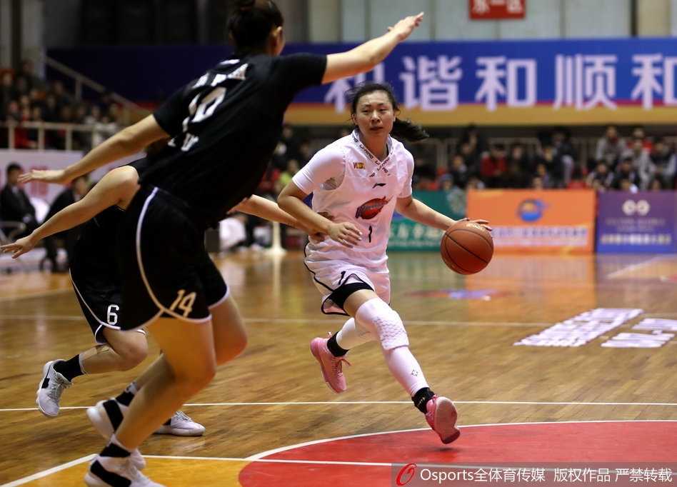 川女篮主场苦战末节崩盘 叶琳娜豪华两双难阻广东逆转 比赛结束后,双方球员在球场中央互相致意,虽然四川队输掉了比赛,但姑娘们依然保持着风度,只是脸上的汗水与失落的神情透露出内心的遗憾