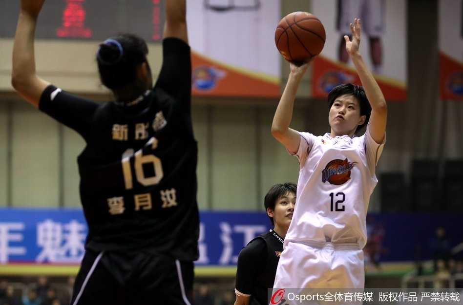 川女篮主场苦战末节崩盘 叶琳娜豪华两双难阻广东逆转 广东队球员李月汝在四川队内线高高跃起拼抢篮板,她利用身高优势力压对手,为球队的逆转奠定了坚实的基础