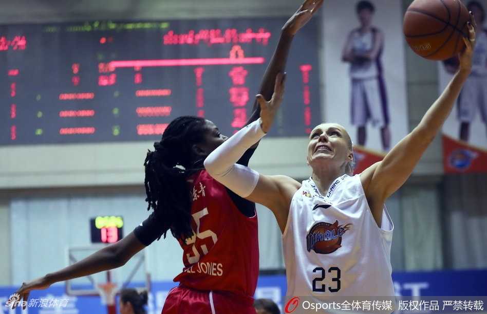 山西队进攻瞬间，武桐桐在外线准备接球，于东则在内线卡位要球，两人遥相呼应构成犀利进攻体系