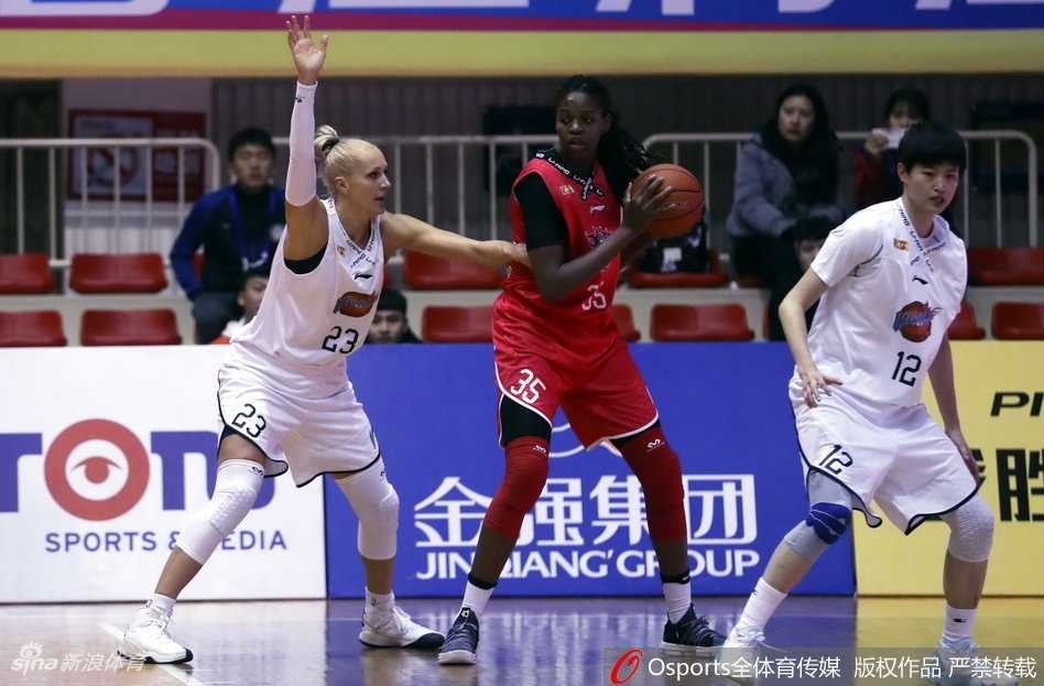 裁判吹响哨声瞬间，四川队教练在场边焦急指挥，双手挥舞动作幅度大，背景是记分牌刺眼的64-85