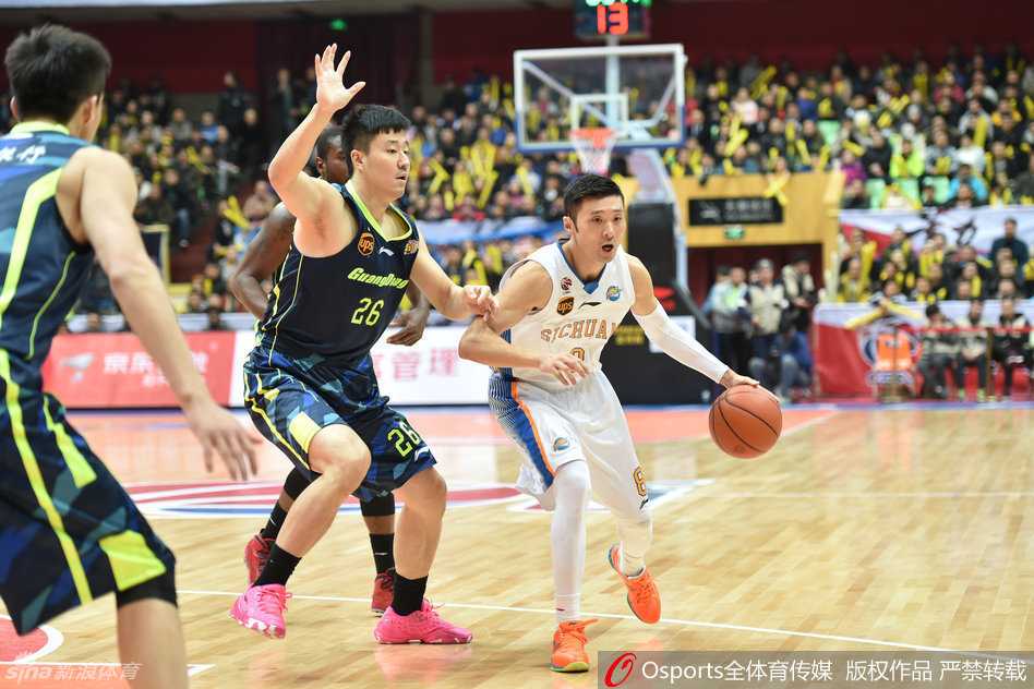 前NBA球员卡洛斯·布泽尔利用脚步优势强行突破四川防线，虽然面临哈达迪的协防威胁，他依然坚决杀向内线。