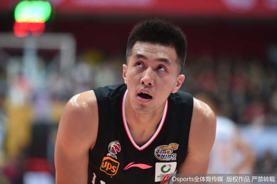 四川队核心哈达迪背身单打，利用身高优势强行转身，辽宁队员奋力包夹