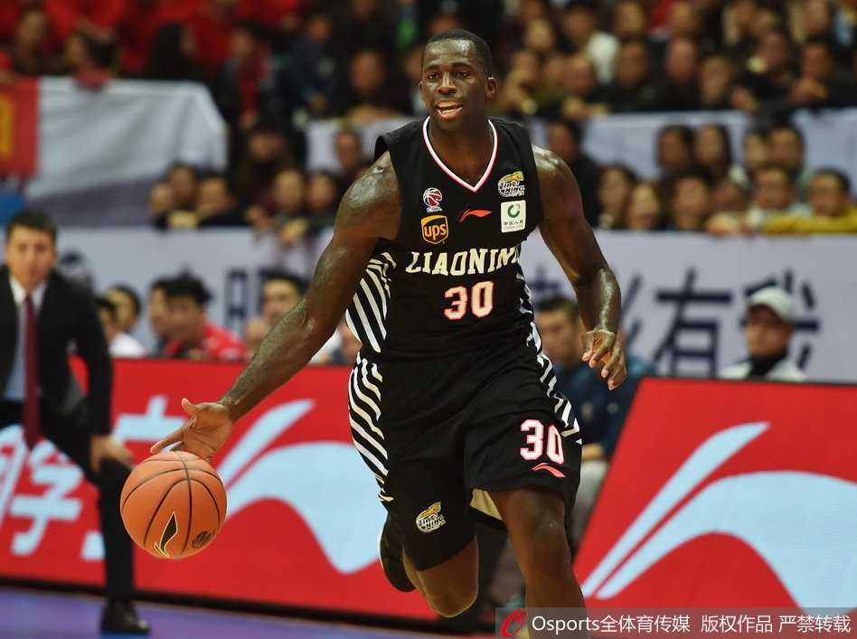 辽宁队丛明晨底角出手三分，篮球在空中划出完美弧线，场边队友神情紧张