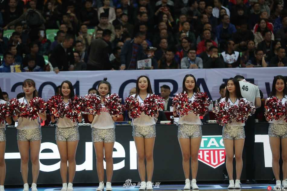 伴随着动感的音乐节拍，啦啦宝贝们扎着利落的马尾，手持金色的花球跃入赛场中央，她们脸上洋溢着灿烂的笑容，瞬间点燃了全场观众的热情。