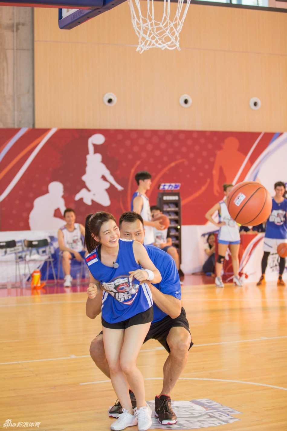 巨人托举小龙女!阿联与陈妍希的综艺扣篮瞬间 易建联轻松将陈妍希托举至篮筐前,两人的身高差形成一道独特的风景线