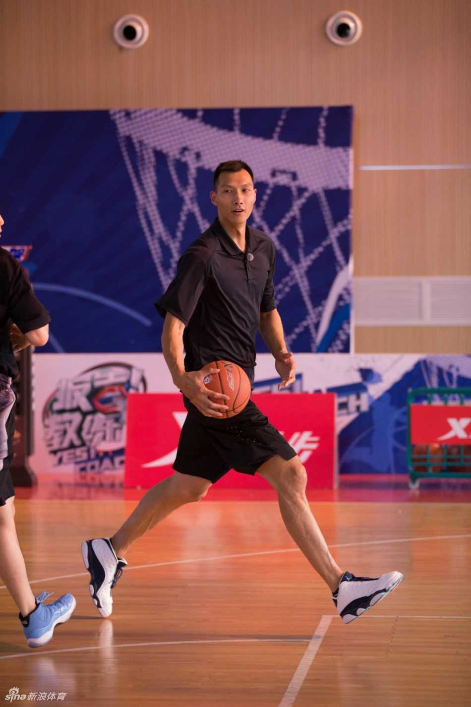 巨人托举小龙女!阿联与陈妍希的综艺扣篮瞬间 完成扣篮后陈妍希露出惊喜笑容,阿联则像守护神一样稳稳站在身后