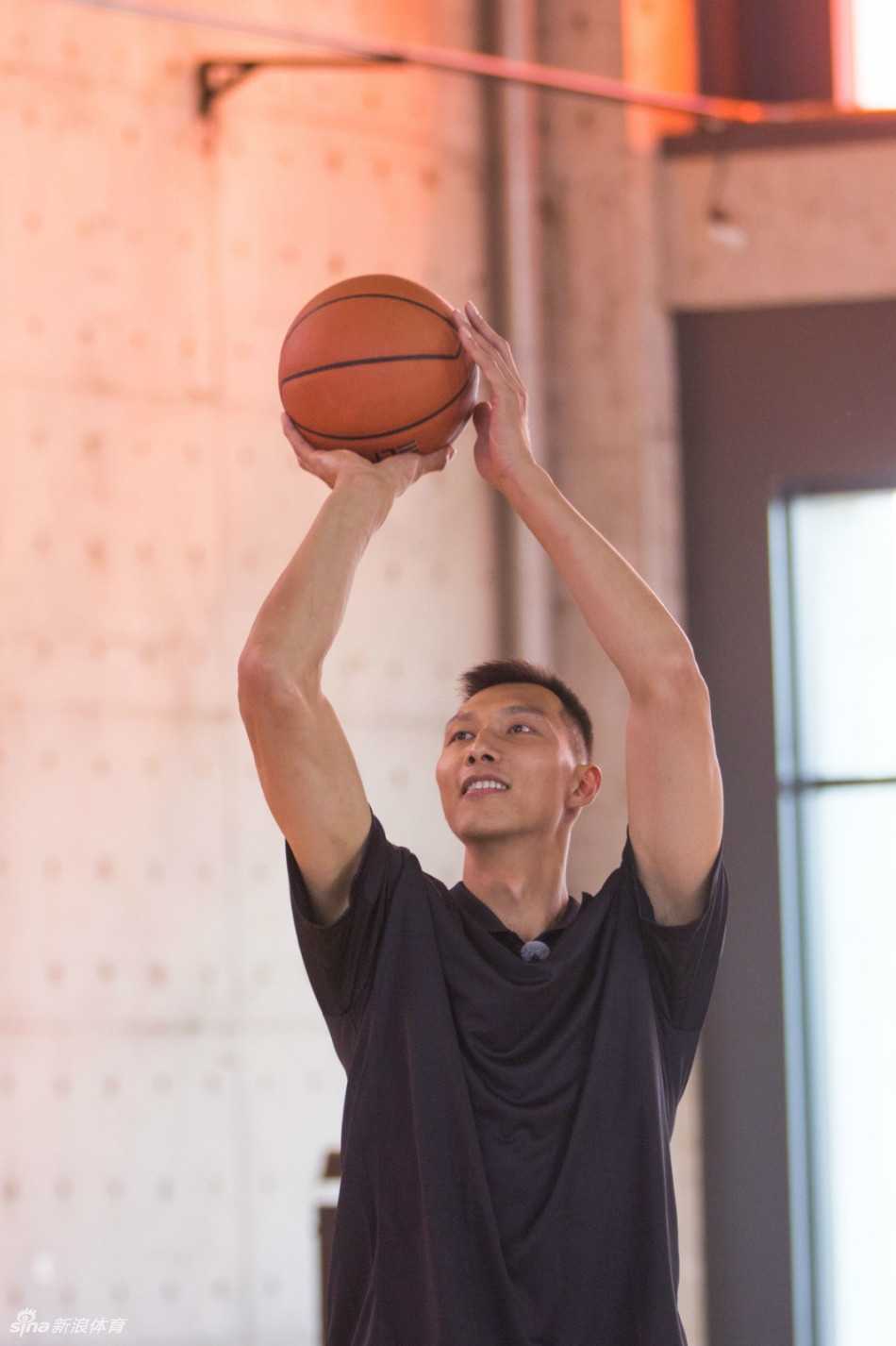 巨人托举小龙女!阿联与陈妍希的综艺扣篮瞬间 陈妍希手拿阿联的巨大球鞋挡在脸旁,球鞋尺寸竟然比她的脸蛋还要大一圈