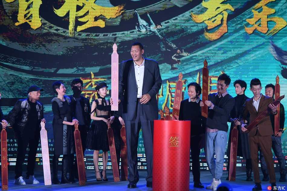 聚光灯下，孙明明身姿挺拔如铁塔，认真聆听主创发言，眼神中透露出对电影世界的憧憬与专注，仿佛已化身为雾隐门中那个坚不可摧的守护者。