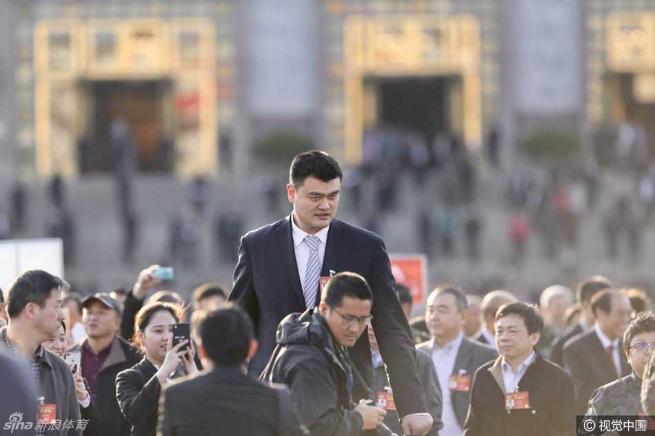 人潮涌动的政协会场外，姚明那标志性的高大身影一出场便成为全场视觉焦点，他神情专注而从容，身边是步履匆匆的其他委员