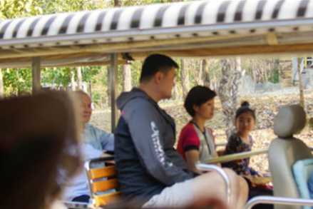 巨人身影温暖泰国街头 姚明带妻女享受清迈悠闲假期 在清迈街头的一处开阔地,姚明一家三口正在前行。姚明背着双肩包走在中间格外显眼,妻子叶莉和女儿姚沁蕾分列两侧,三人的身高形成了一道独特的递减风景线,引得周围路人纷纷回头观望。